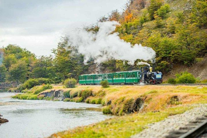 ウシュアイア：世界の果て列車、国立公園＆ビーグル海峡