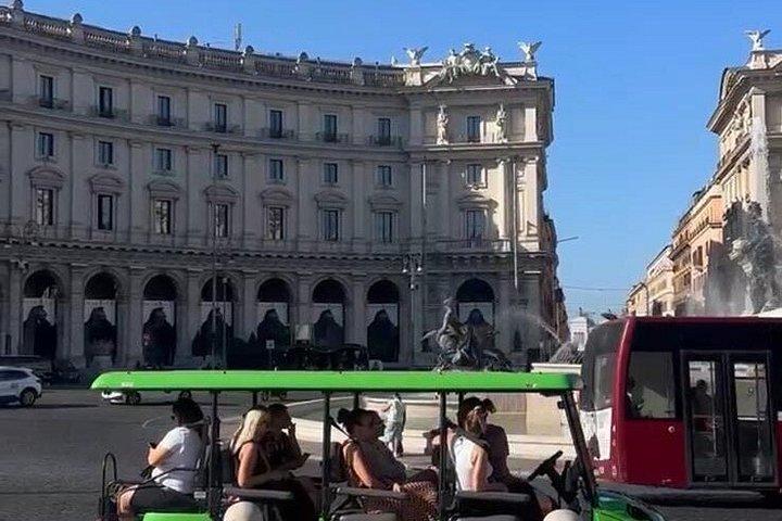 ローマのサンライズゴルフカートツアー（朝食付き＆主要観光地巡り）