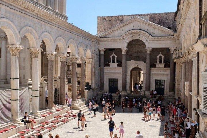 Split PRIVATE History Walking Tour for YOUR GROUP / Local Guide