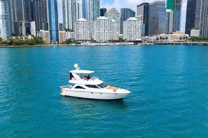 マイアミ 50 - フィート Maxum Yacht：平日無料時間＆ジェットスキーオプション