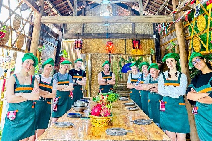 ホイアン料理教室（ローカルマーケット、バケツボート、漁と料理）