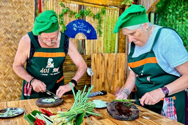 ホイアン料理教室（ローカルマーケット、バケツボート、漁と料理）