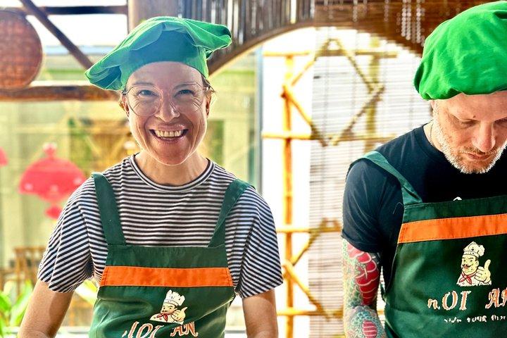 ホイアン料理教室（ローカルマーケット、バケツボート、漁と料理）