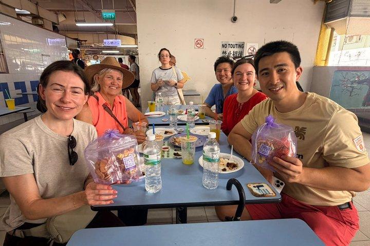 小グループ : ミシュランとローカルホーカーのフードツアー（9回の試飲付き）
