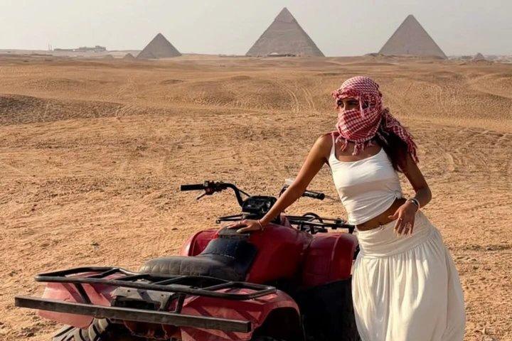 ギザのピラミッド周辺でのクアッドバイクATV（夕暮れのアドベンチャー）