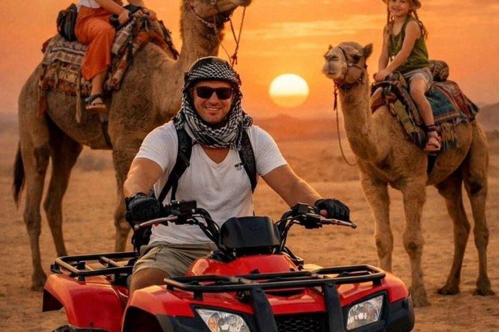 ギザのピラミッド周辺でのクアッドバイクATV（夕暮れのアドベンチャー）