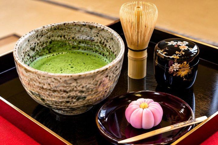 京都:着物と伝統的な抹茶茶道