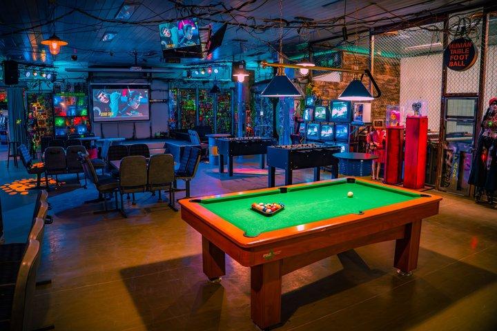 Axtossing in einem einzigartigen Cyberpunk-Veranstaltungsort in Prag