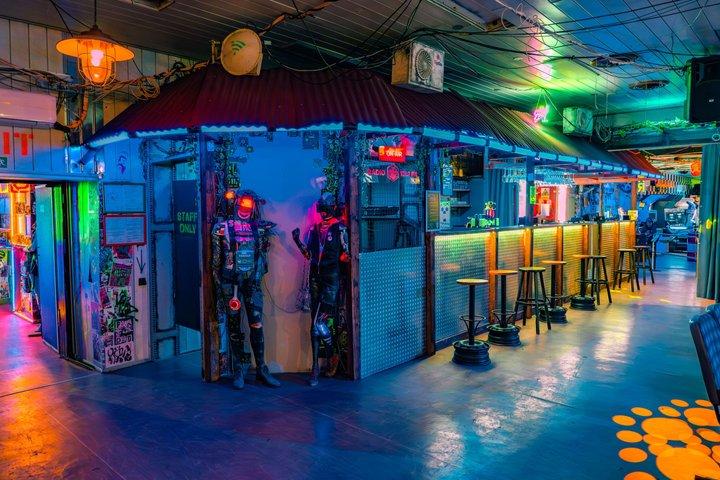 Axtossing in einem einzigartigen Cyberpunk-Veranstaltungsort in Prag