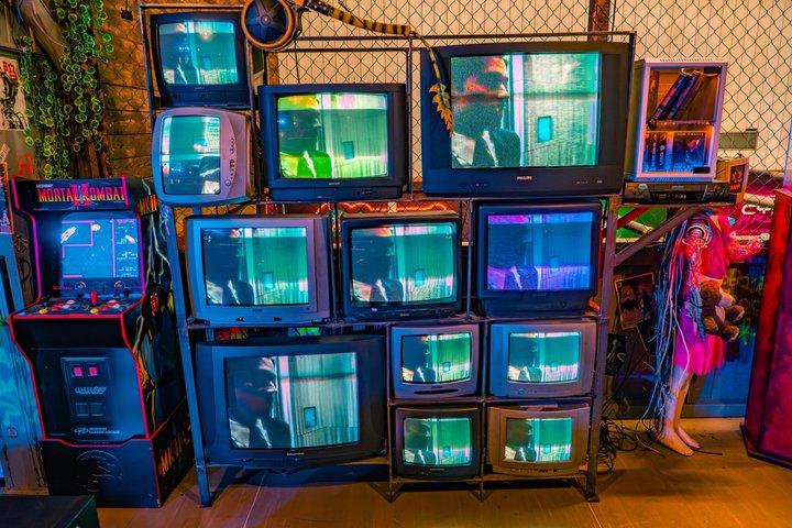Axtossing in einem einzigartigen Cyberpunk-Veranstaltungsort in Prag