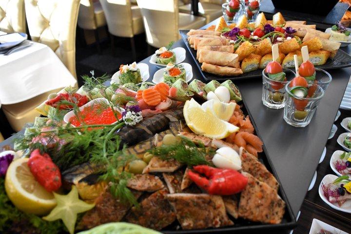 ブダペスト：食べ放題グルメディナークルーズ＋ワイン無制限