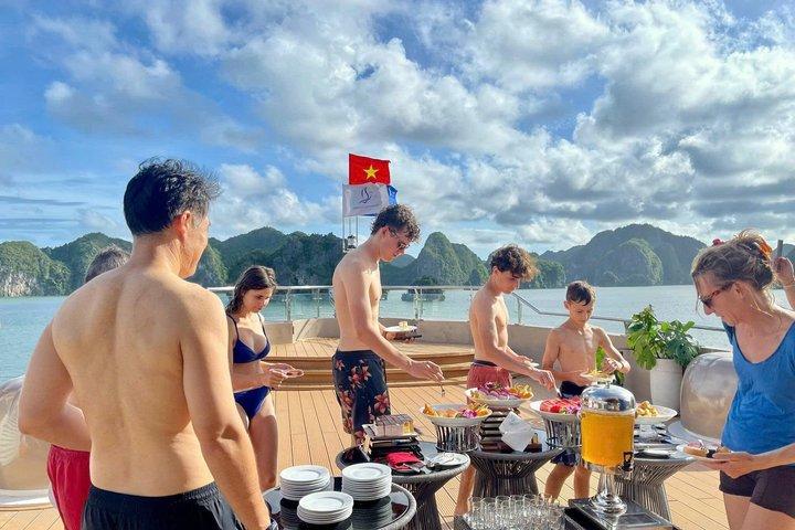 ハノイからカトバ＆ランハー湾へ：美味しいランチ付き5つ星デイクルーズ