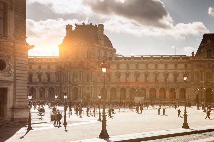Entrée au musée du Louvre à Paris avec application d'audioguide