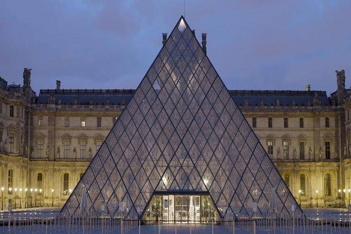 Entrée au musée du Louvre à Paris avec application d'audioguide