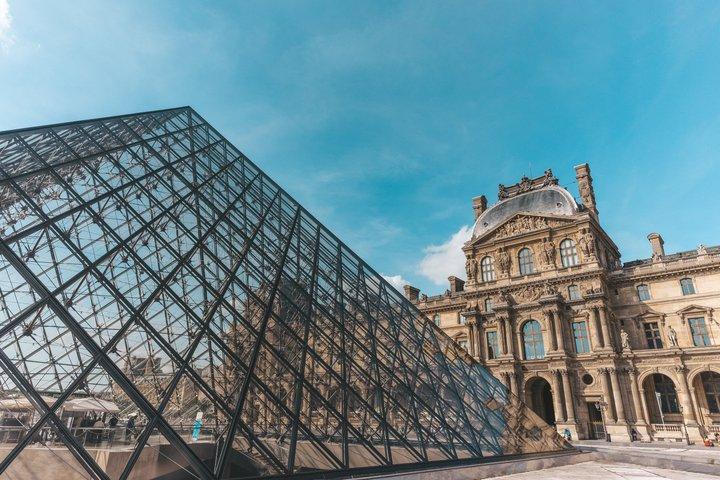 Entrée au musée du Louvre à Paris avec application d'audioguide