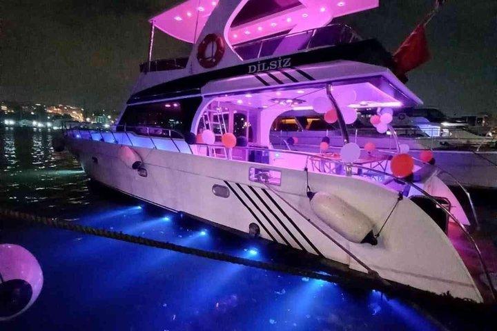 イスタンブール プライベート ボスポラス・ゴールデンホーン ヨットクルーズ（ドリンク付き）