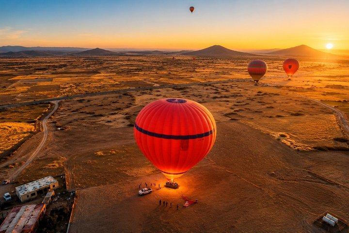 Solopgang med luftballon og berbermorgenmad