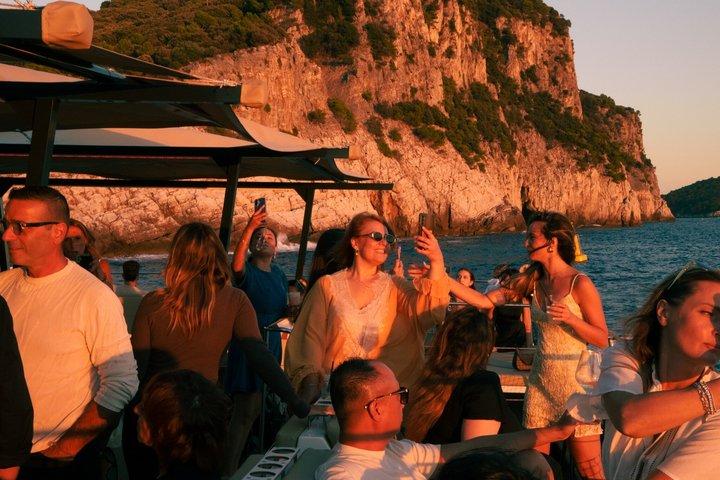 サンセットカタマランで海から詩人の湾を体験しよう