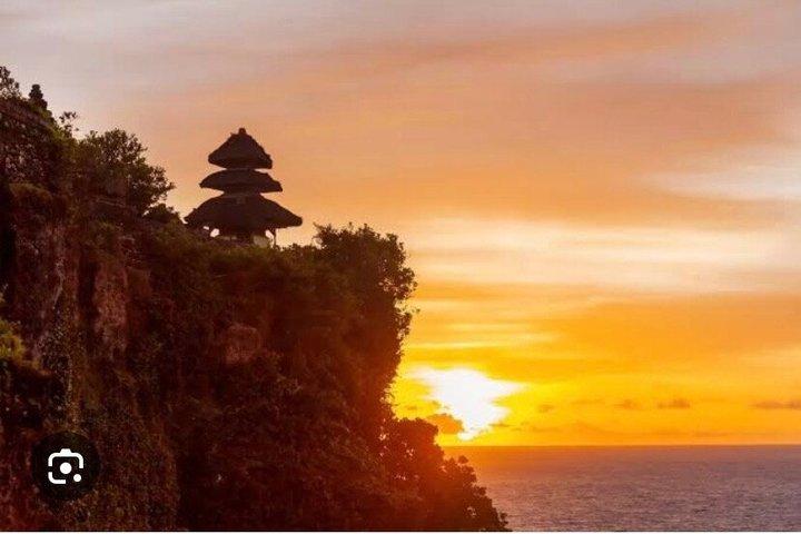 Scogliere, Fuoco e Tramonto: La Fuga Serale a Bali