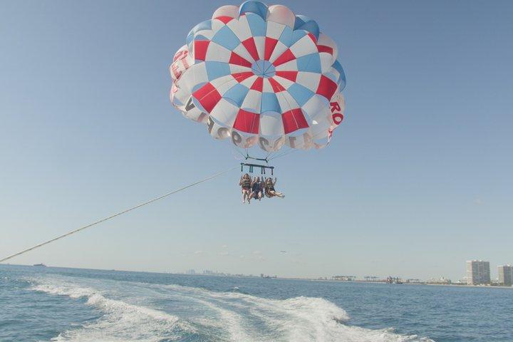 Ocean Parasailing Adventure In フォートローダーデール, FL