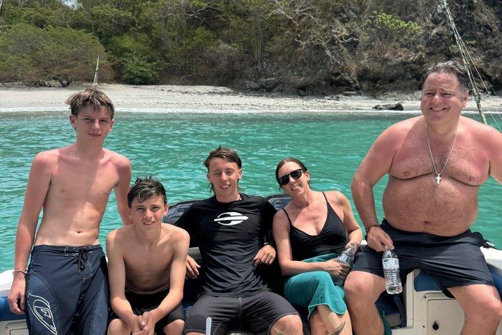 Privéboottocht om te vissen en snorkelen, inclusief open bar en maaltijden.