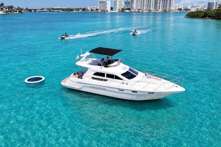 Privat charter av yacht i Miami med 2 gratis jetskis
