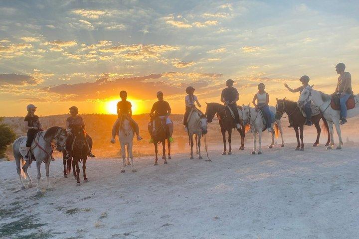 カッパドキアの夕日乗馬：レッド、ローズ＆ソードバレー