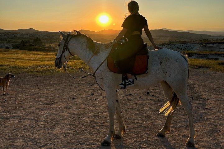 カッパドキアの夕日乗馬：レッド、ローズ＆ソードバレー