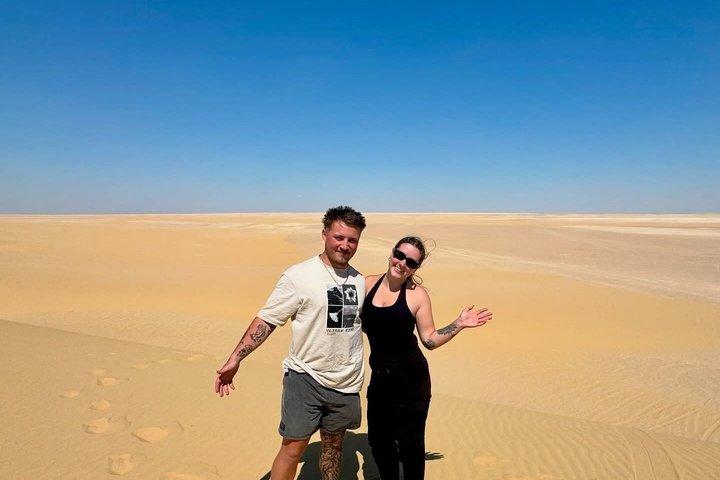 カイロからファイユームオアシスとワディ・エル・ラヤンへの砂漠アドベンチャー