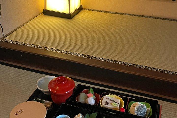 歴史的な京都の町家での精進料理と体験型茶道