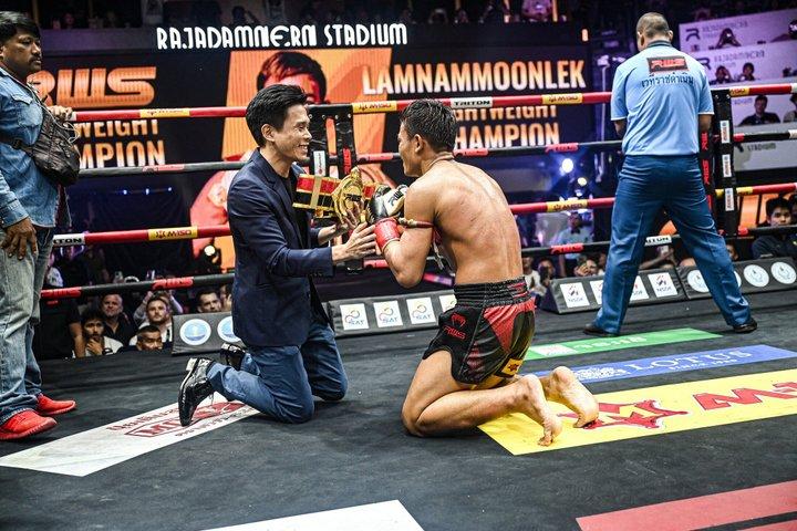 バンコク：ラジャダムネルン・スタジアムで生ムエタイボクシングを観戦