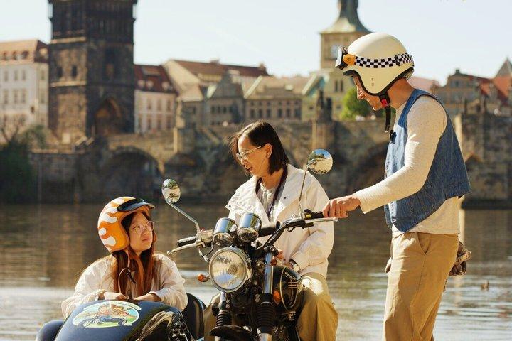 プラハ：サイドカー付きオートバイ 2.5時間 ガイド付きハイライトツアー