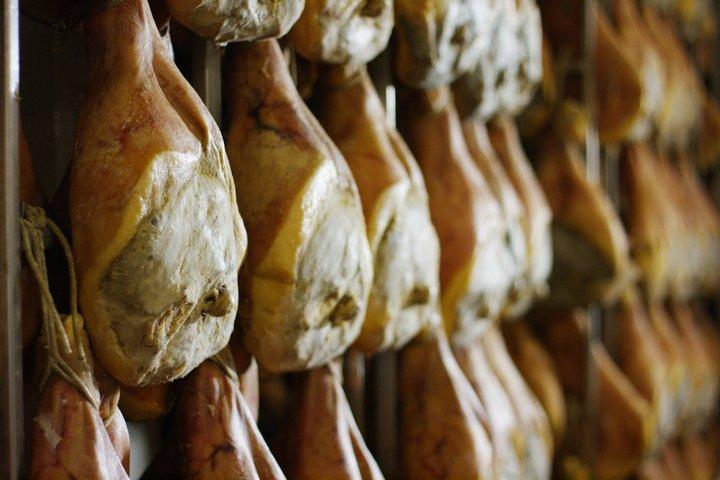 バルセロナ、ラ・ボケリアからイベリアンハム工場見学と試食へ