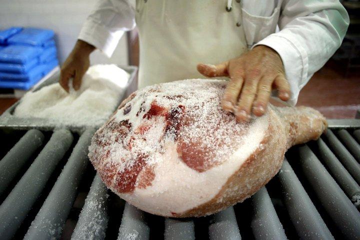 バルセロナ、ラ・ボケリアからイベリアンハム工場見学と試食へ