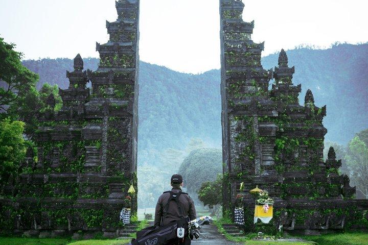 バリ島でのハンドラゴルフ体験18ホールとウルンダヌ寺院ツアー