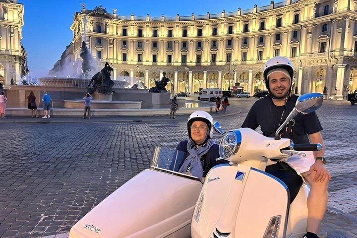 こんにちは、ローマ。 伝統的なイタリア語の朝食とベスパサイドカー