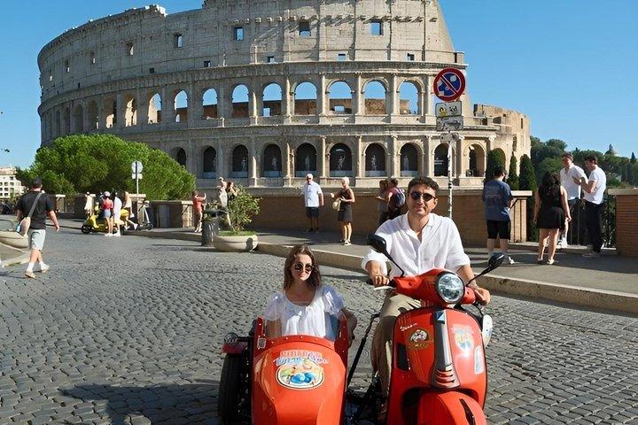 こんにちは、ローマ。 伝統的なイタリア語の朝食とベスパサイドカー