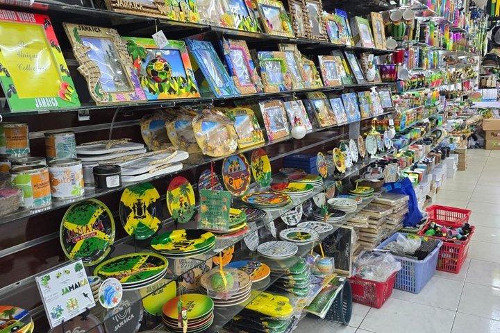 モンテゴベイガイド付き市内観光（ローカルフードストップ＆お土産ストップ付き）