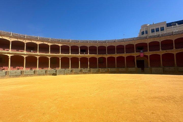 マルベーリャ闘牛場からのプライベート・ロンダ日帰り旅行：タパスとドリンク