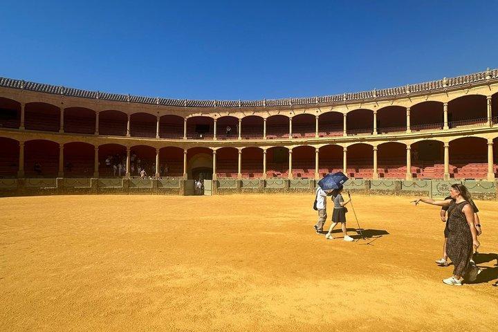 マルベーリャ闘牛場からのプライベート・ロンダ日帰り旅行：タパスとドリンク