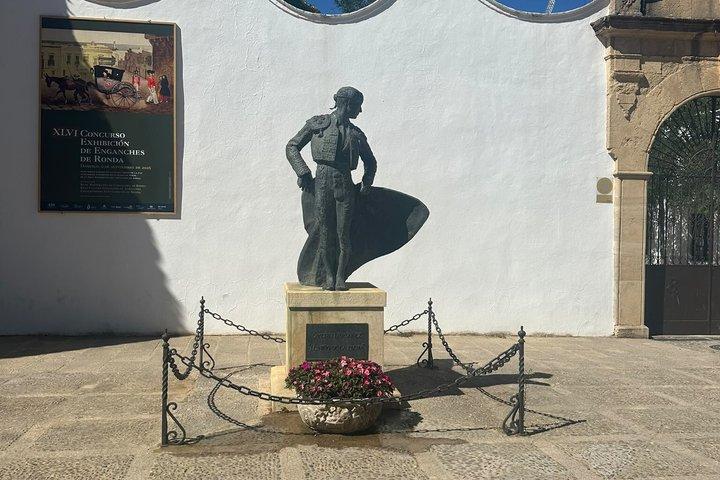 マルベーリャ闘牛場からのプライベート・ロンダ日帰り旅行：タパスとドリンク