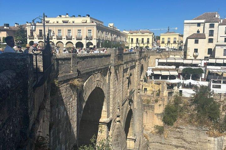 マルベーリャ闘牛場からのプライベート・ロンダ日帰り旅行：タパスとドリンク