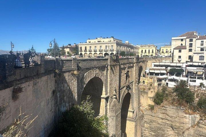 マルベーリャ闘牛場からのプライベート・ロンダ日帰り旅行：タパスとドリンク