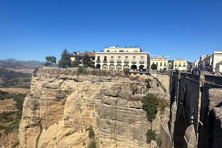 マルベーリャ闘牛場からのプライベート・ロンダ日帰り旅行：タパスとドリンク