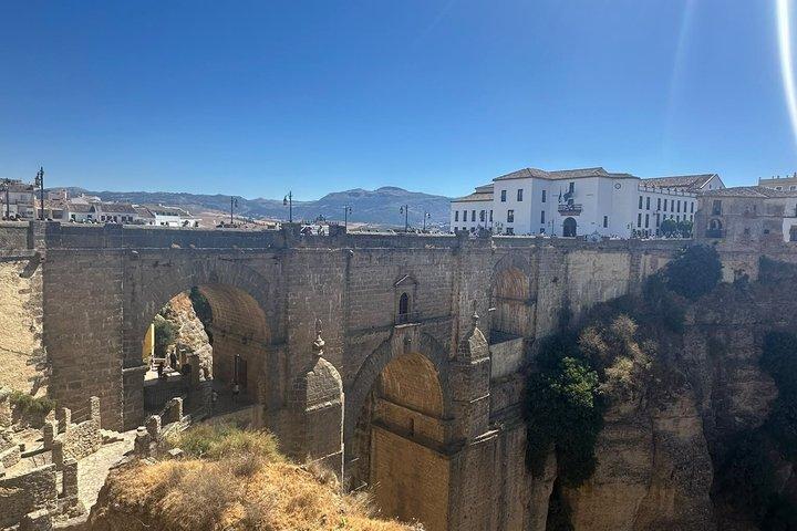 マルベーリャ闘牛場からのプライベート・ロンダ日帰り旅行：タパスとドリンク
