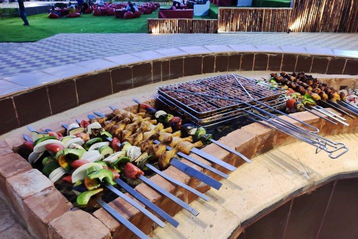 ドバイVIPデザートサファリ：クアッドバイク、ラクダ、BBQビュッフェディナー付き