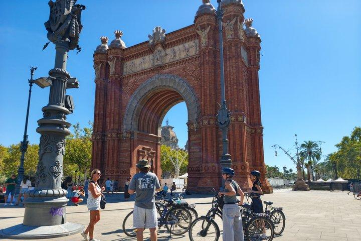 バルセロナ 少人数サイクリングまたはeバイクツアー：ガウディとサグラダ