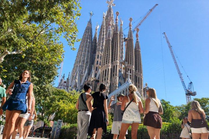 バルセロナ 少人数サイクリングまたはeバイクツアー：ガウディとサグラダ