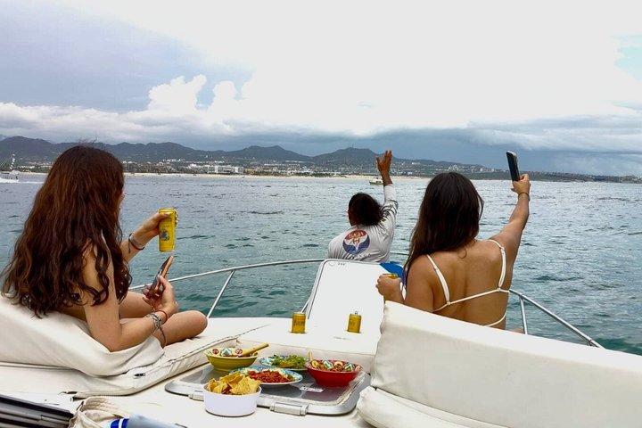 カボ・サンルーカスの豪華ヨットチャーター&アーチツアー