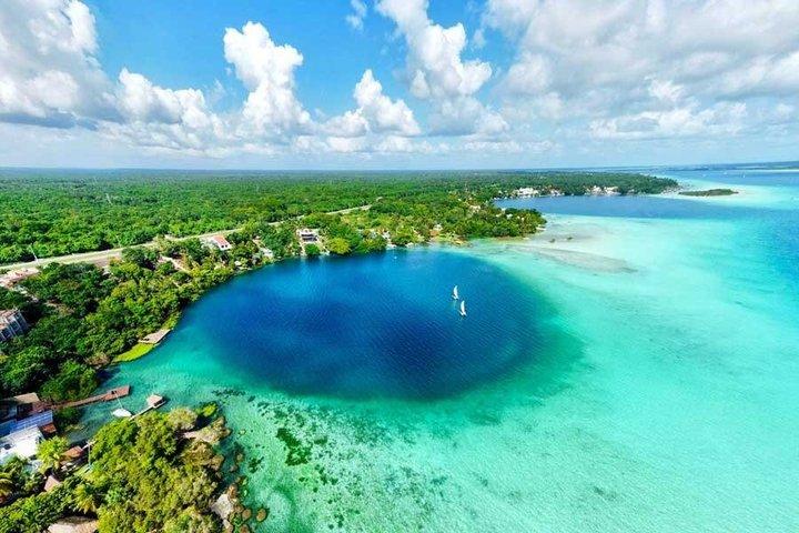 コスタリカのバカラル ラグーンとチャチョベンのマヤ遺跡